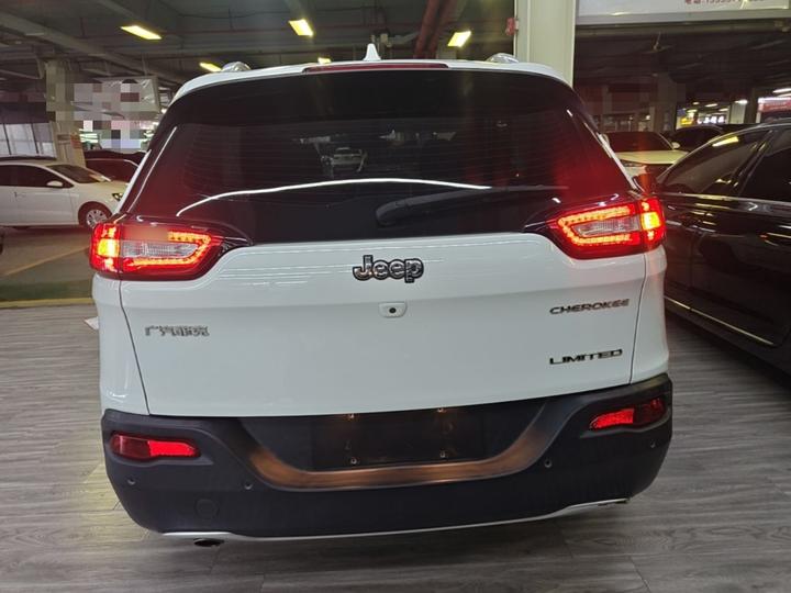 Cherokee 2020 2.0L RWD Classic Sport photo 3