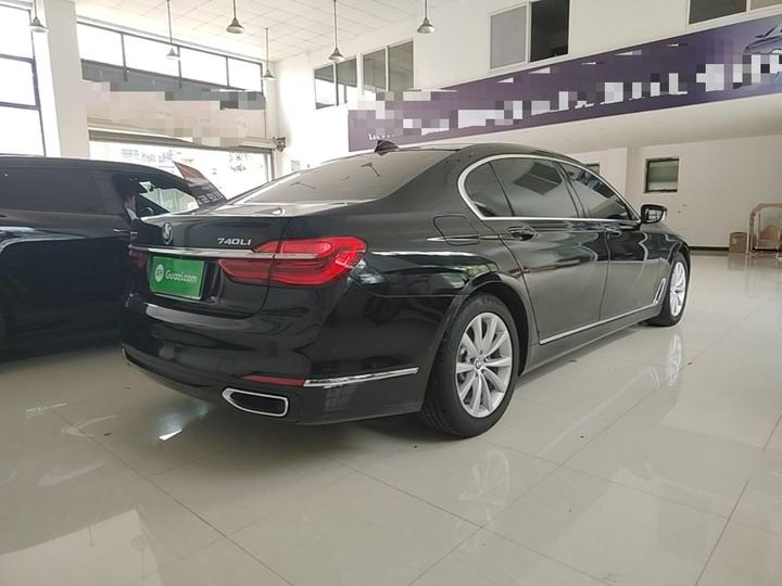 7 Series 2017 730Li Leading photo 6