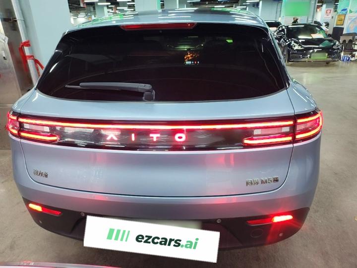 HIMA AITO M5 2022 EV AWD Performance photo 3