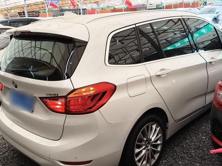 2 Series Wagon 2019 220i Leading photo 4