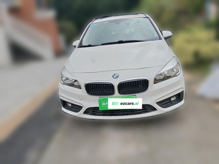 2 Series Wagon 2015 218i Leading photo 2