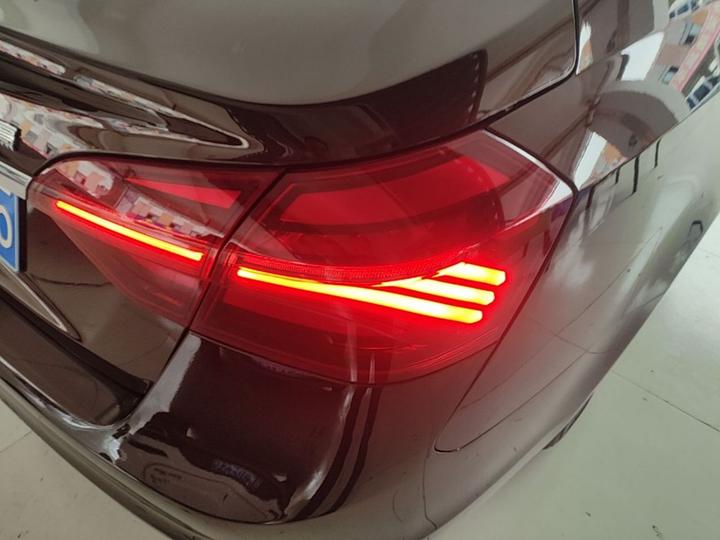 Emgrand 2018 1.5L CVT Luxury photo 7