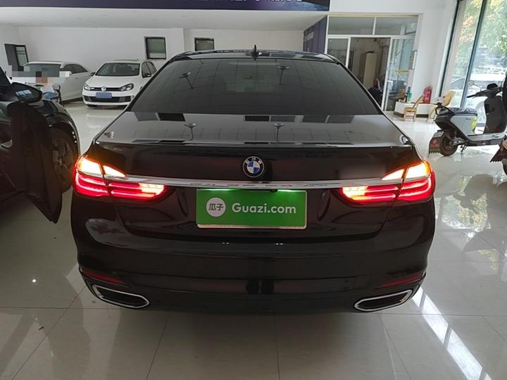 7 Series 2017 730Li Leading photo 5