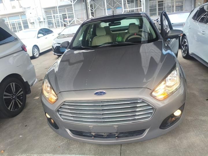 Escort 2015 1.5L MT Comfort photo 2