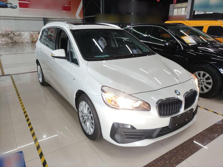 2 Series Wagon 2019 220i Leading photo 3