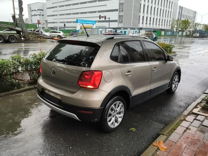 2014 1.6L Cross Polo AT photo 6