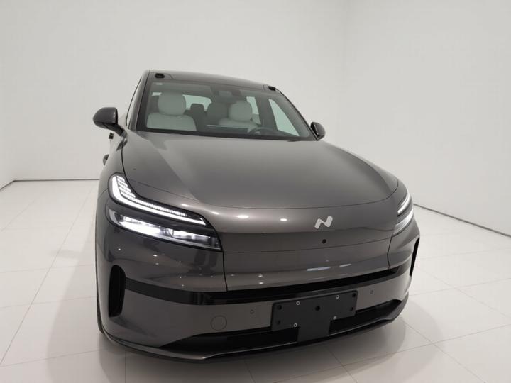 L90 2025 Ultra 6-Seater 60 photo 2
