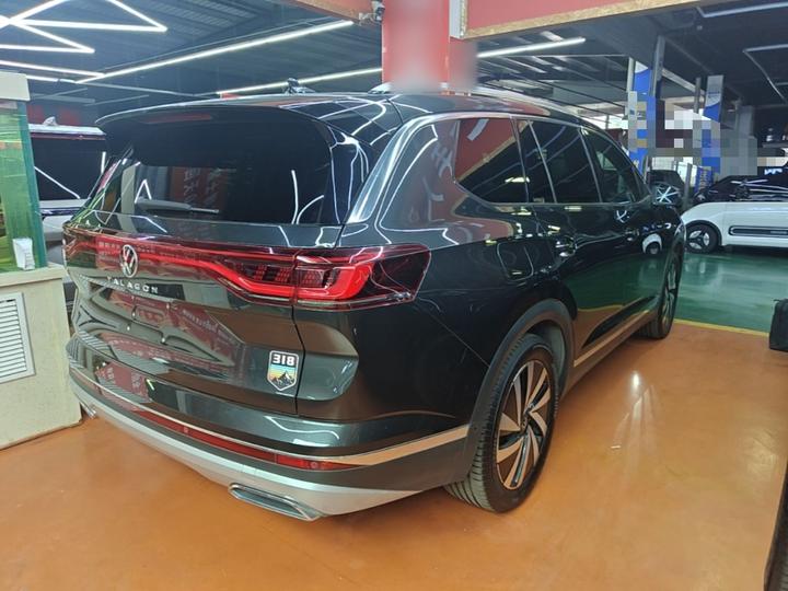 2021 330TSI RWD Luxury photo 4