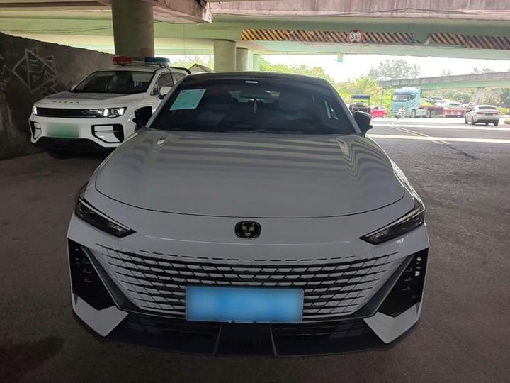 UNI-V 2022 1.5T Premium photo 2