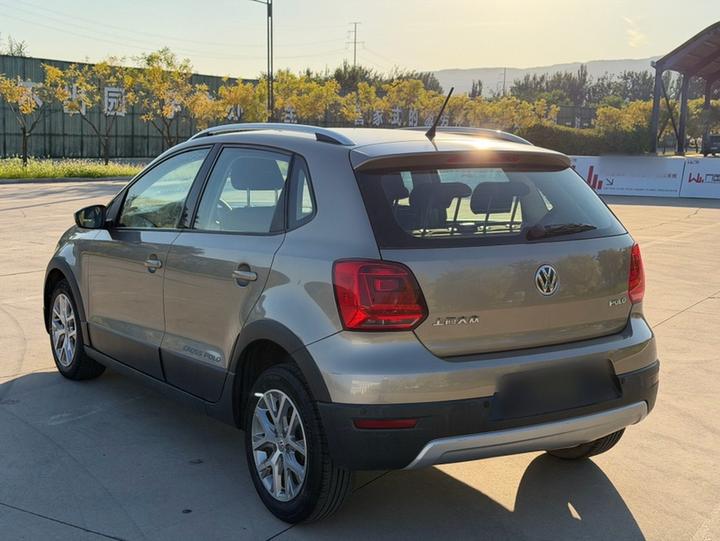 2016 1.4L Cross Polo AT photo 4