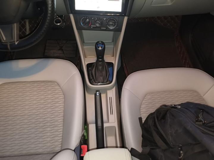 Rapid 2016 1.6L AT photo 6