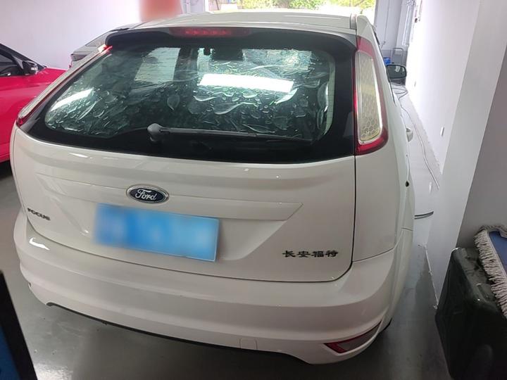 Focus 2013 Hatchback Classic 1.8L MT photo 3