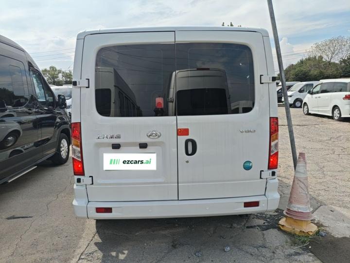 MAXUS V80 2023 2.0T MT Classic Short Wheelbase 5/6-Seater photo 3