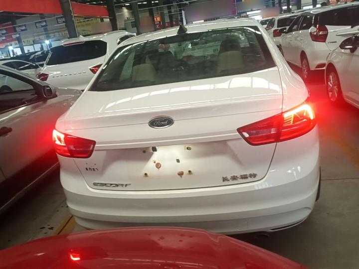 Escort 2015 1.5L AT Comfort photo 3