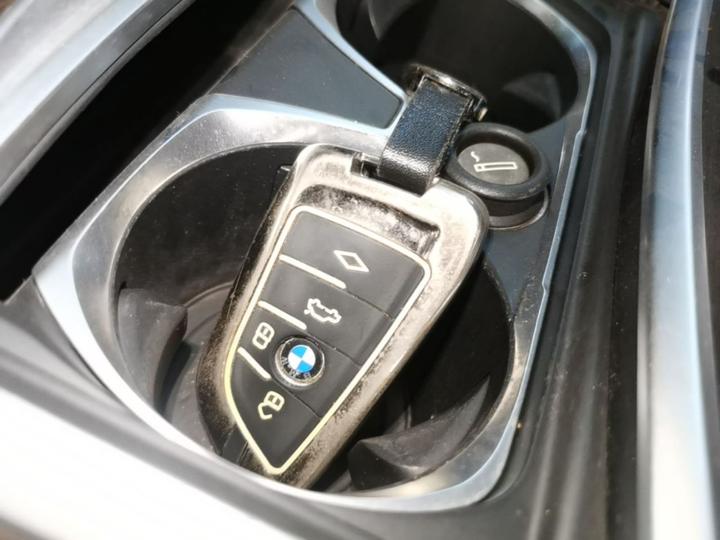 7 Series 2017 730Li Leading photo 8
