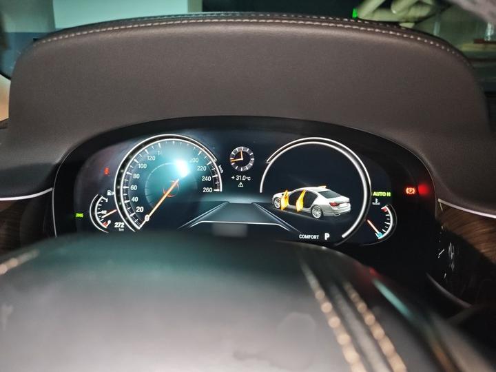 7 Series 2016 730Li Leading photo 4