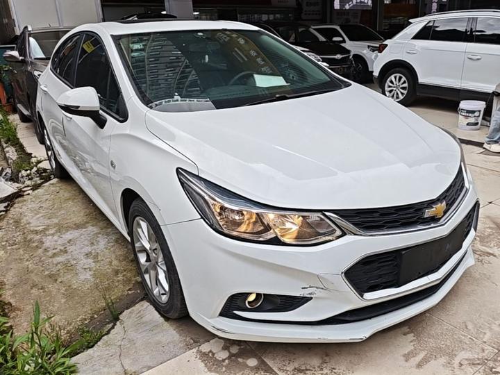 2018 Hatchback 320 AT photo 3