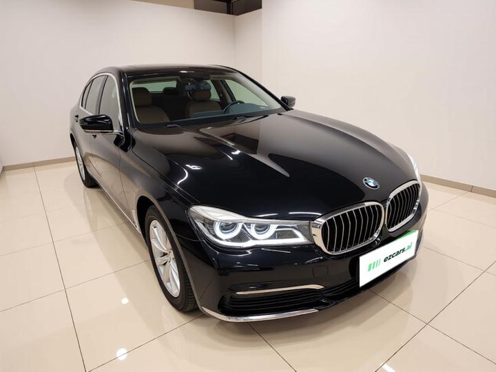 7 Series 2016 730Li Leading photo 3