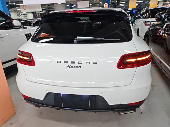 2017 Macan 2.0T photo 3