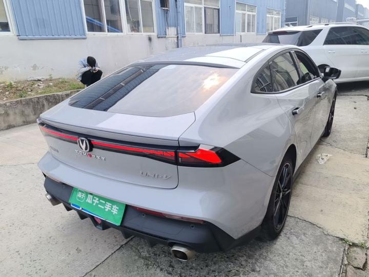 UNI-V 2022 1.5T Premium photo 6