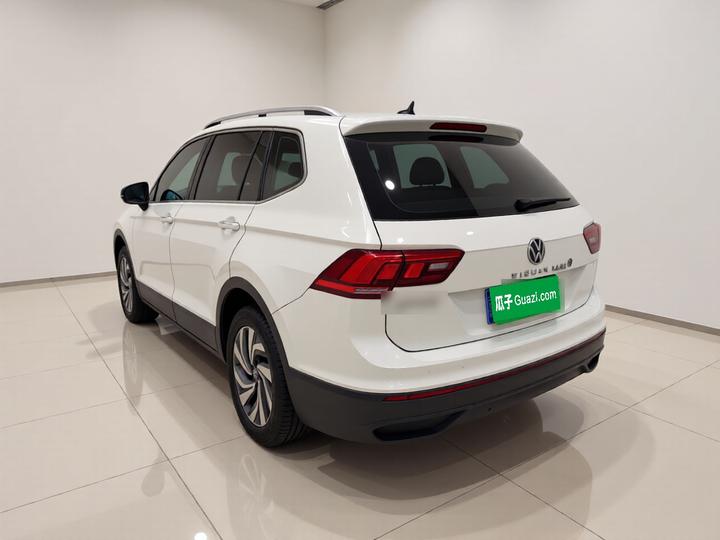 Tiguan L 2025 300TSI AT RWD photo 4