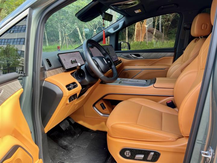 2025 AWD 7 photo 6