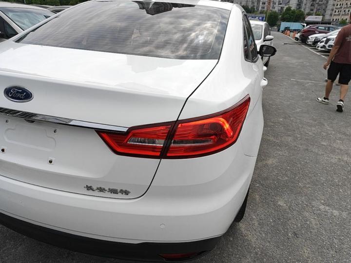 Escort 2019 1.5L AT photo 7