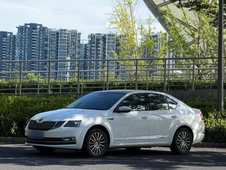 Octavia 2018 TSI230 DSG Luxury