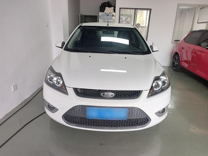Focus 2013 Hatchback Classic 1.8L MT photo 2