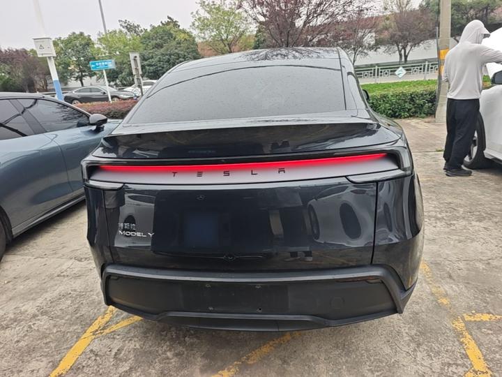 Model Y 2025 RWD photo 3