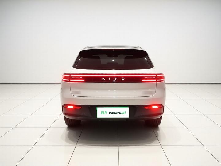 HIMA AITO M5 2022 EV AWD Performance photo 3