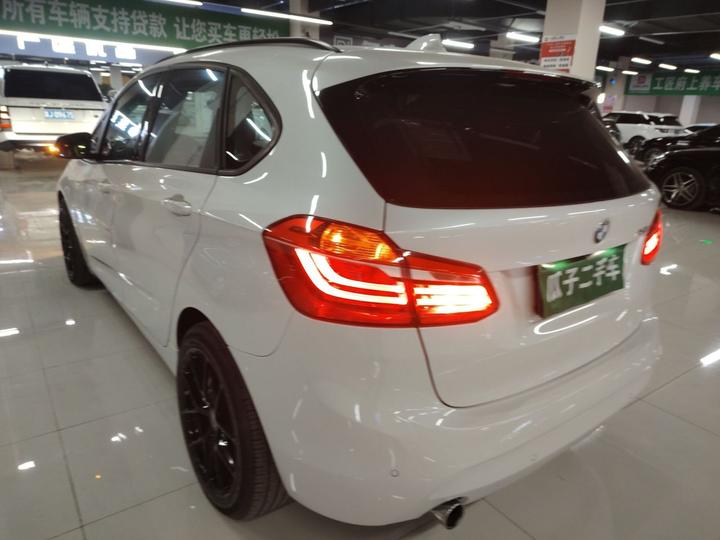 2 Series Wagon 2016 218i Leading photo 4