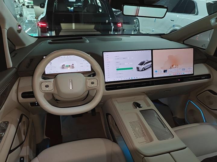 2025 AWD 8 photo 5