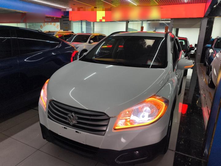 2014 1.6L CVT RWD Progressive photo 2