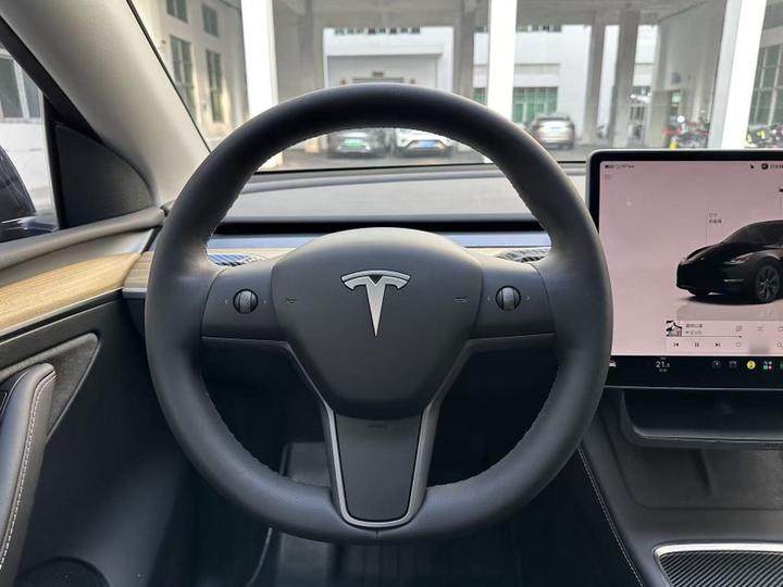 Model Y 2022 RWD photo 2