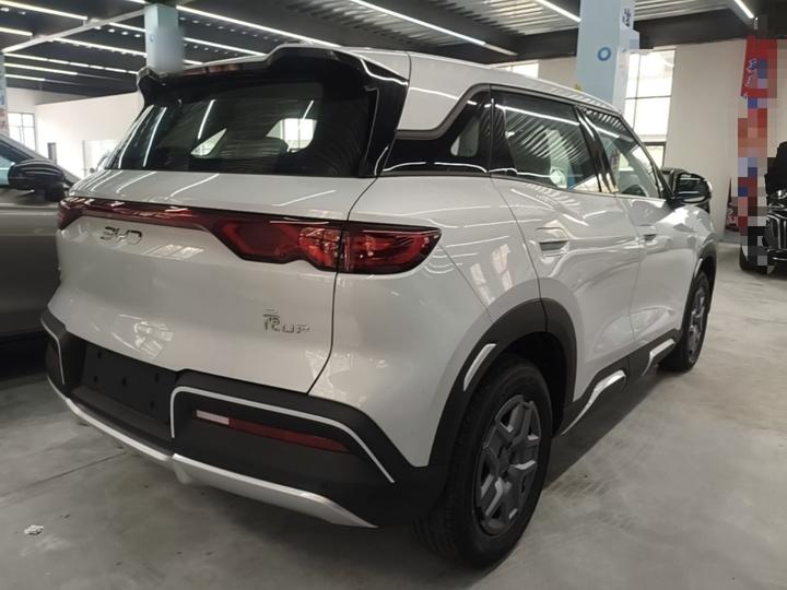 Yuan UP 2027 Flying Spur 401KM Pilot photo 4