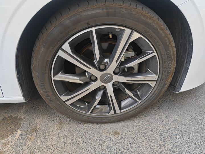 Emgrand 2022 4 1.5L CVT Premium photo 8
