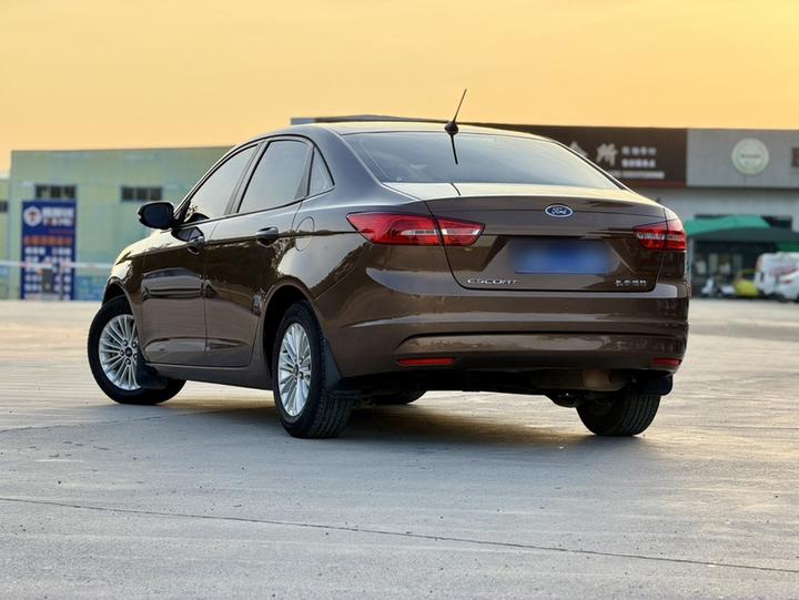 Escort 2017 Facelift 1.5L AT Comfort photo 3