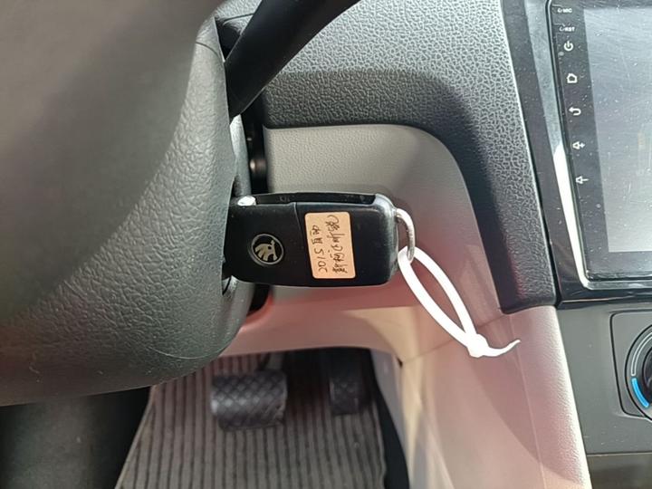 Rapid 2015 1.6L AT photo 8