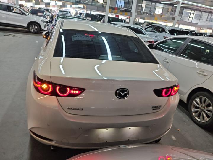 3 Axela 2023 2.0L AT photo 3
