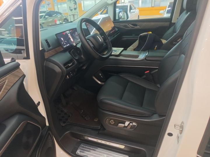 2025 AWD 8 photo 6