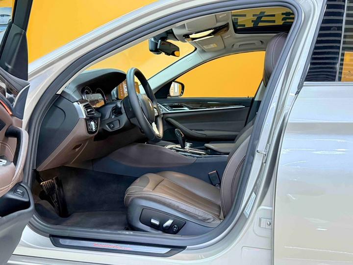 5 Series 2018 525Li Luxury photo 8