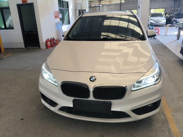 2 Series Wagon 2016 218i Leading photo 2