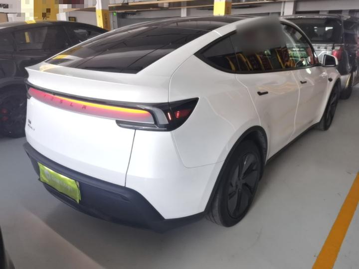 Model Y 2025 RWD photo 4