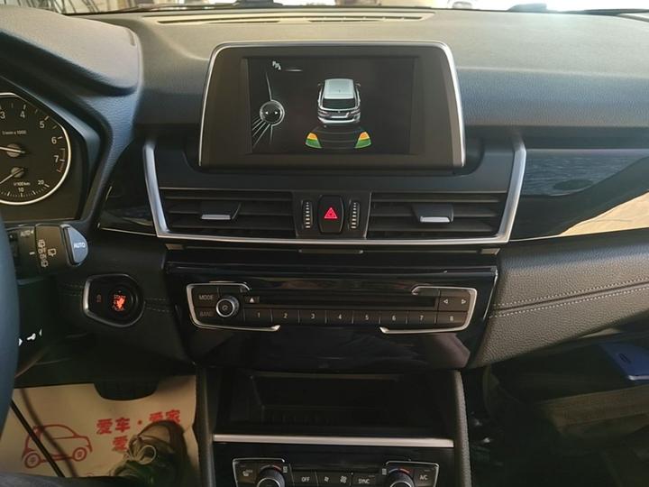 2 Series Wagon 2016 218i Sport Design Package photo 4
