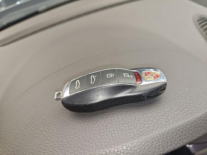 718 2020 Boxster 2.0T photo 8