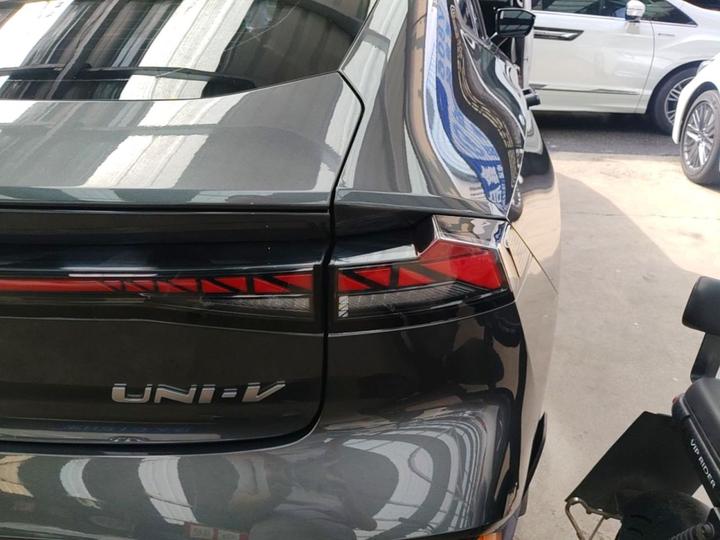 UNI-V 2024 1.5T Premium Sport photo 7