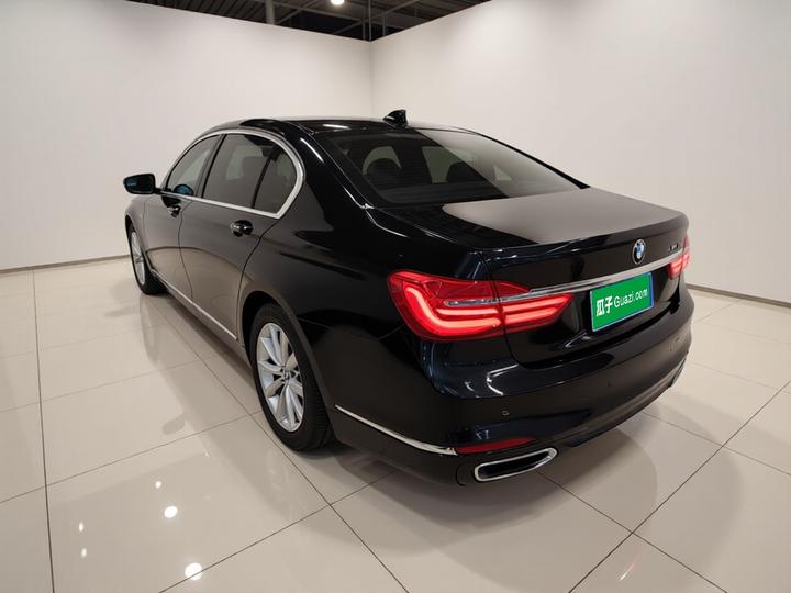 7 Series 2016 730Li Leading photo 4