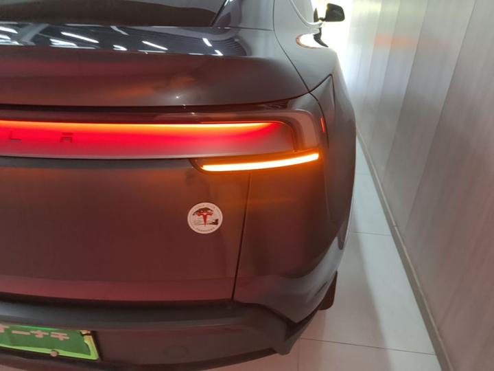 Model Y 2025 RWD Launch Edition photo 7