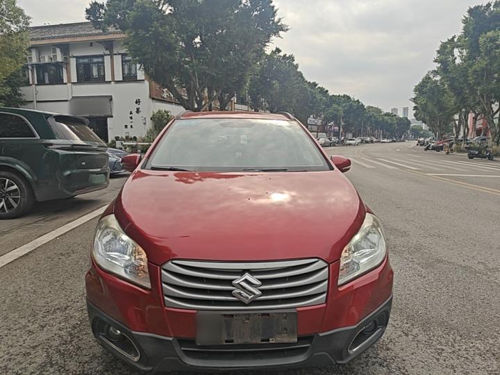 2015 1.6L CVT RWD Progressive photo 2
